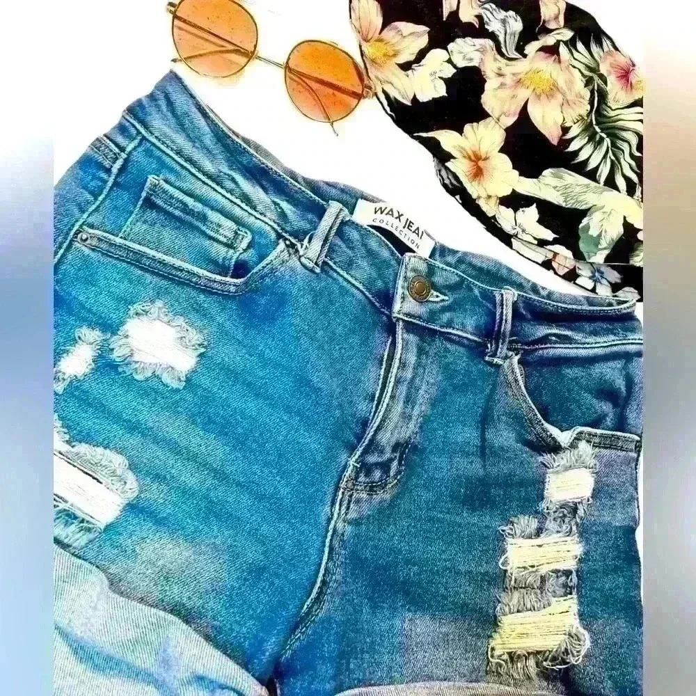 💙 Shorts Bundle: Jean shorts, floral bucket hat and sunglasses - Picture 3 of 3